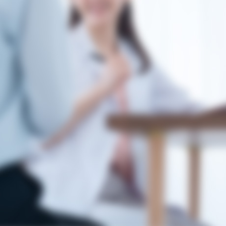 女性の医師による診察