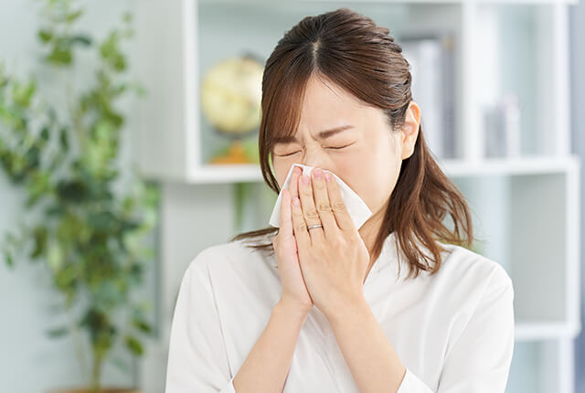 鼻をかむ女性
