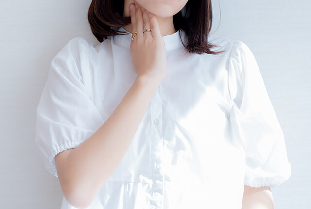 首をおさえる女性