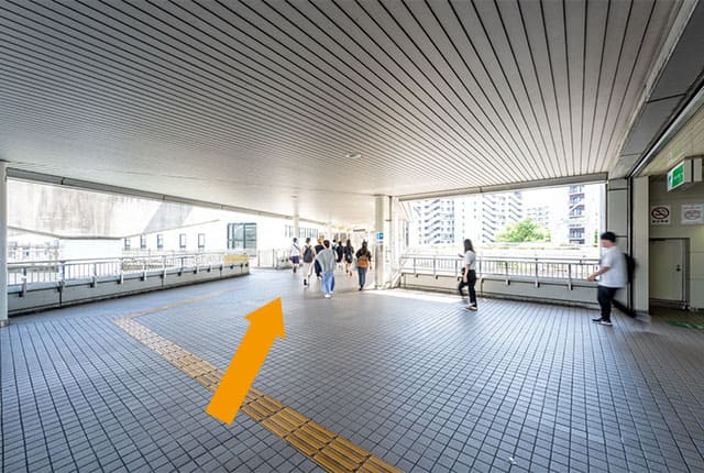 連絡通路を直進