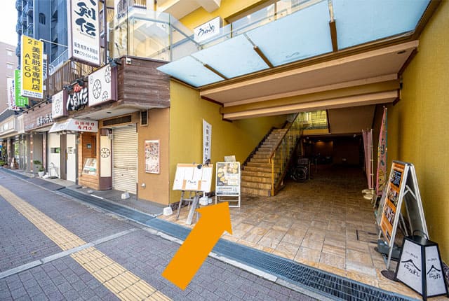 タウンハイツ南茨木館を右手に真っ直ぐお進みください。