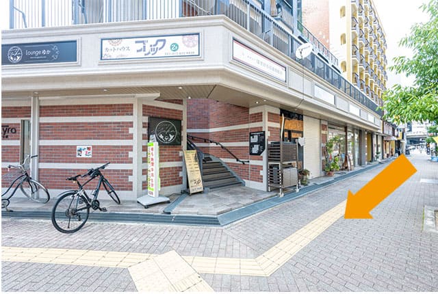 タウンハイツ南茨木館を右手に真っ直ぐお進みください。